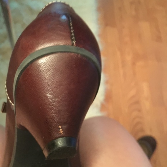 Leather heeled pumps with beautiful stitches. - Picture 8 of 8